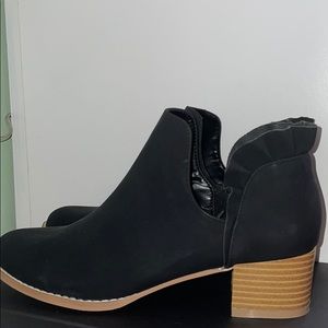 NEVER BEEN WORN Block-Heel Ruffle Booties